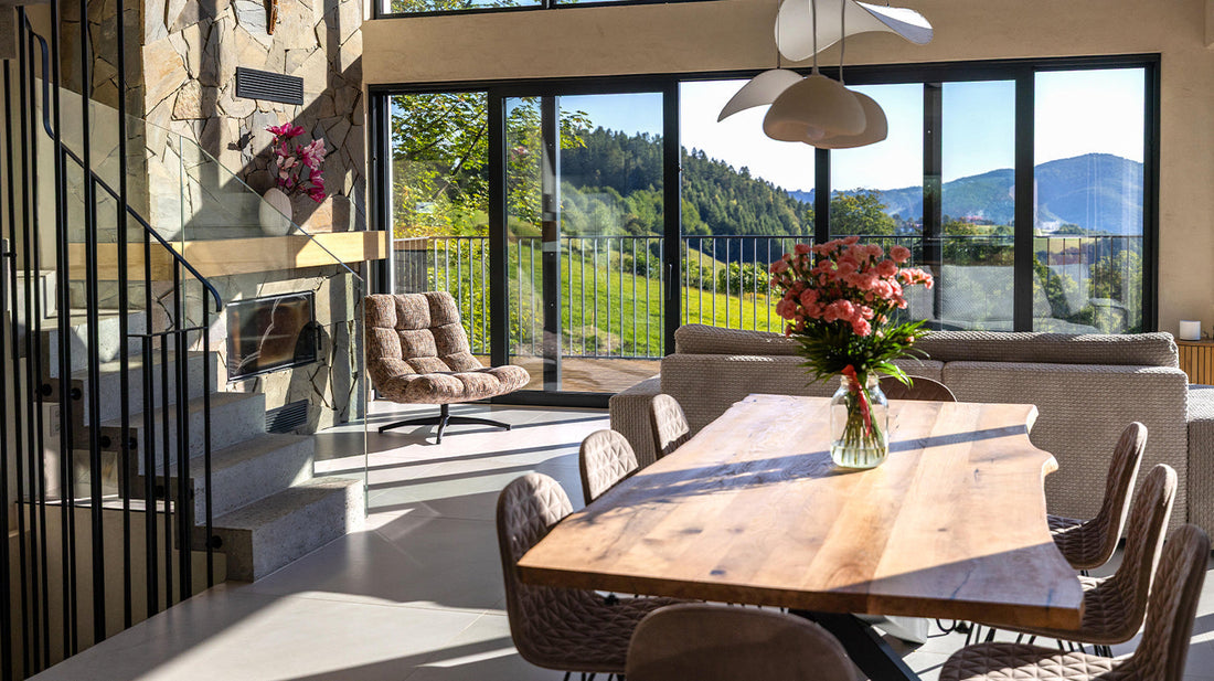 Krzesła Mannequin w sielankowej scenerii